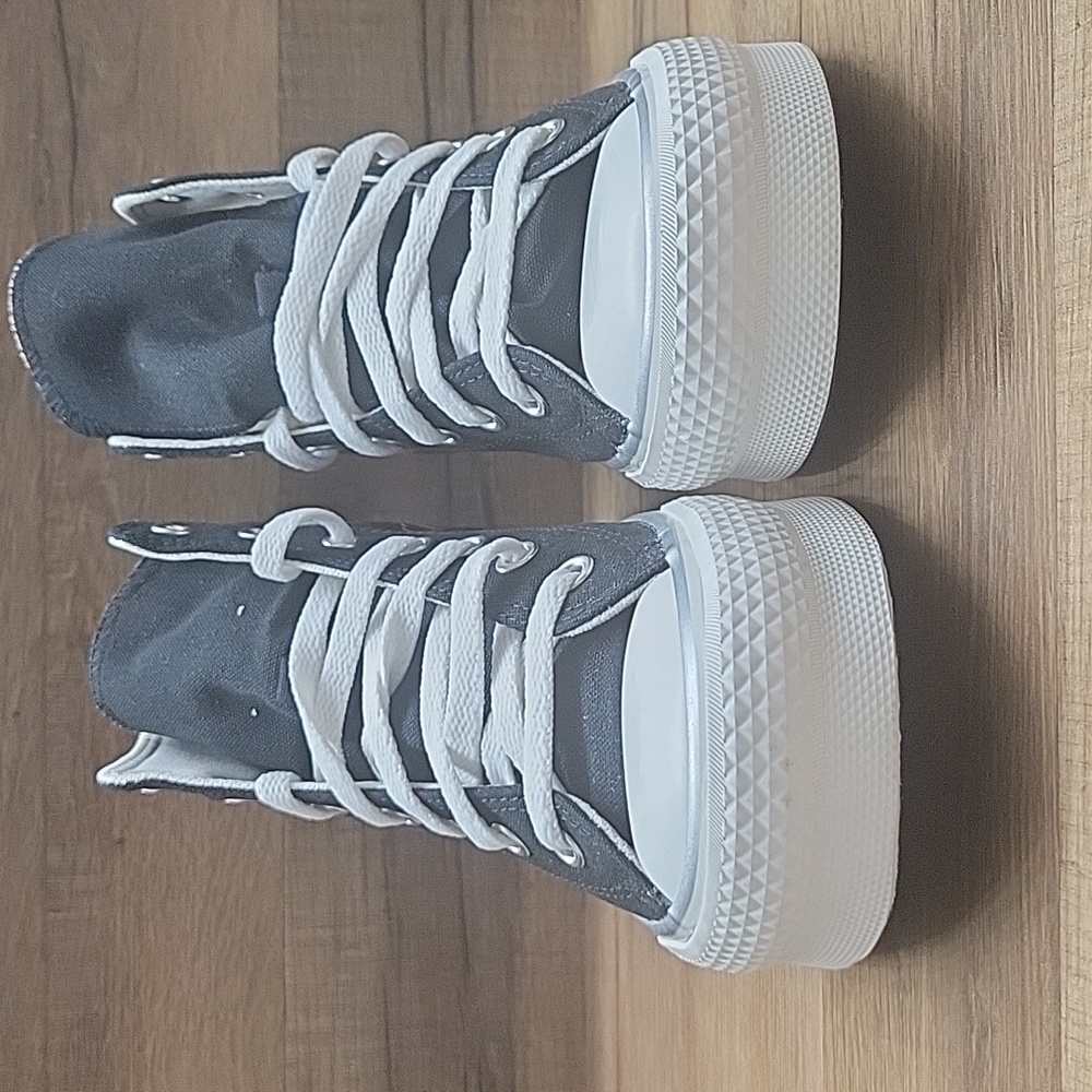 Converse high top Brand new platform in the box no lid. - Picture 10 of 16